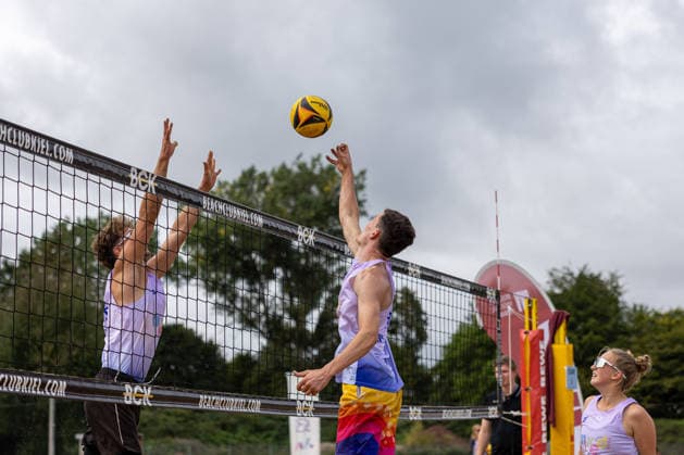13.09.2026 Beachvolleyball 1. Beachclub Kiel e.V. Deutsche Mixed Meisterschaften Justus Odebrecht (li. hinter dem Netz), Maarten Eichler, Julia Weber Kiel Beachanlage Nordmarksportfeld Schleswig Holstein Deutschland