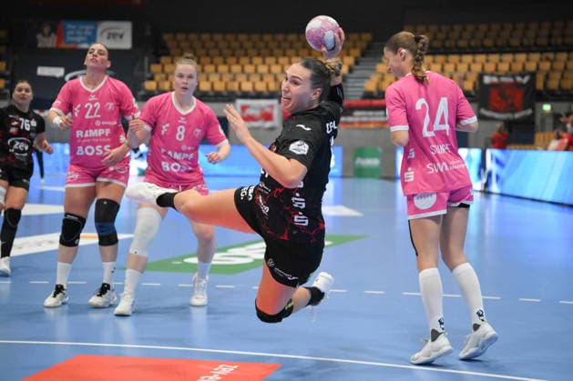 Rita Campos (BSV Sachsen Zwickau) Mitte beim Torwurf, Marie Luisa Stumpf (TusSies Metzingen) re., Ida Petzold (TusSies Metzingen) Mitte und Gabriela Bitolo (TusSies Metzingen) li. GER, BSV Sachsen Zwickau vs. TusSies Metzingen, Handball, Bundesliga, Frauen, Alsco HBF, 3. Spieltag, Saison 2026 2027, 13.09.2026 GER, BSV Sachsen Zwickau vs. TusSies Metzingen, Handball, Bundesliga, Frauen, Alsco HBF, 3. Spieltag, Saison 2026 2027, 13.09.2026 Zwickau Copyright: xEibner-Pressefotox EP_BHR