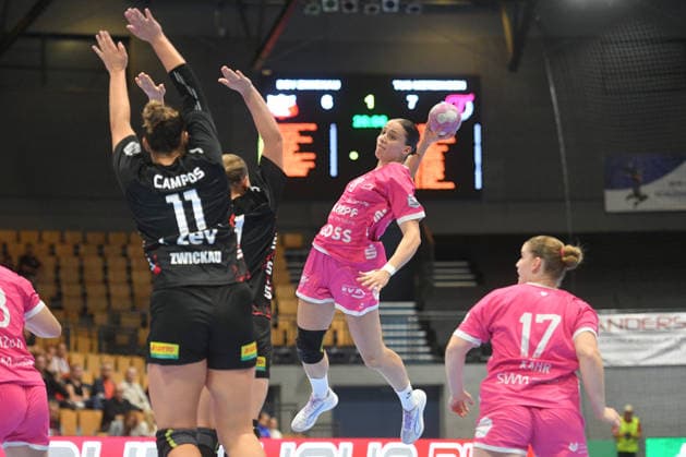 Sabatnig (TusSies Metzingen) am Ball, Charlotte Kaehr (TusSies Metzingen) re. und Rita Campos (BSV Sachsen Zwickau) li. GER, BSV Sachsen Zwickau vs. TusSies Metzingen, Handball, Bundesliga, Frauen, Alsco HBF, 3. Spieltag, Saison 2026 2027, 13.09.2026 GER, BSV Sachsen Zwickau vs. TusSies Metzingen, Handball, Bundesliga, Frauen, Alsco HBF, 3. Spieltag, Saison 2026 2027, 13.09.2026 Zwickau Copyright: xEibner-Pressefotox EP_BHR
