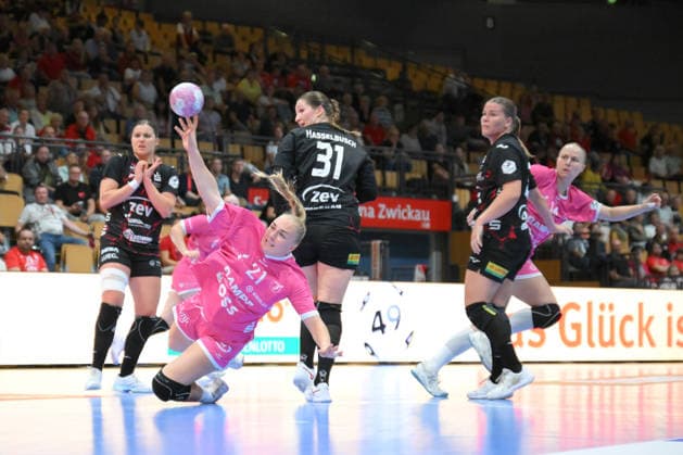 Svenja Demmel (TusSies Metzingen) vorn beim Torwurf, Victoria Hasselbusch (BSV Sachsen Zwickau) dahinter. GER, BSV Sachsen Zwickau vs. TusSies Metzingen, Handball, Bundesliga, Frauen, Alsco HBF, 3. Spieltag, Saison 2026 2027, 13.09.2026 GER, BSV Sachsen Zwickau vs. TusSies Metzingen, Handball, Bundesliga, Frauen, Alsco HBF, 3. Spieltag, Saison 2026 2027, 13.09.2026 Zwickau Copyright: xEibner-Pressefotox EP_BHR