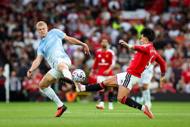 Manchester United, ManU v Manchester City, Premier League Manchester City forward Erling Haaland (9) tackles Manchester United defender Lisandro Martinez (6) during the Manchester United v Manchester City Premier League match at Old Trafford, Manchester, England on 13 September 2026 Credit: Phil Duncan Every Second Media Editorial use only. All images are copyright Every Second Media Limited. No images may be reproduced without prior permission. All rights reserved. Premier League and Football League images are subject to licensing agreements with Football DataCo Limited. see https: www.football-dataco.com Copyright: xIMAGO EveryxSecondxMediax ESM-2161-0033 PhilxDuncanx xEveryxSecondxMediax