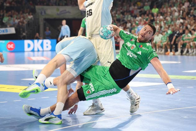 13.09.2026, xBHAx, Handball, Opel HBL, Saison 2026 2027, 1.HBL, Füchse Berlin - VfL Gummersbach, Max-Schmeling-Halle:Mijajlo Marsenic (Füchse Berlin 93) im Angriff gegen Ellidi Snaer Vidarsson (VfL Gummersbach 4) Berlin Deutschkand