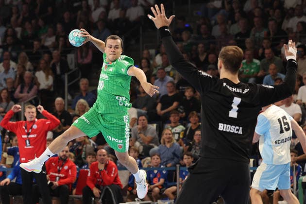 13.09.2026, xBHAx, Handball, Opel HBL, Saison 2026 2027, 1.HBL, Füchse Berlin - VfL Gummersbach, Max-Schmeling-Halle:Tim Freihöfer (Füchse Berlin 20) im Angriff gegen Ignacio Biosca (VfL Gummersbach 1) Berlin Deutschkand