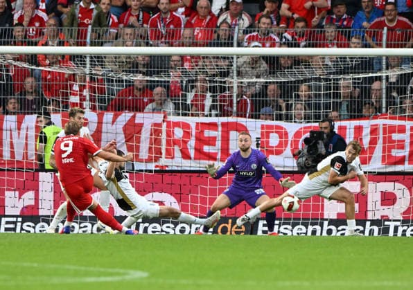 Fussball - Bundesliga - Saison 2026 27 13.09.2025 Ursapharm-Arena SV Elversberg (elv) - FC Bayern München (fcb) 1:2 Harry KANE (FC Bayern München), Nr. 9, zieht ab, Torwart Nicolas KRISTOF (SV Elversberg), mi, und Lasse GUENTHER (SV Elversberg) können zur Ecke klären Fussball - Bundesliga - SV Elversberg