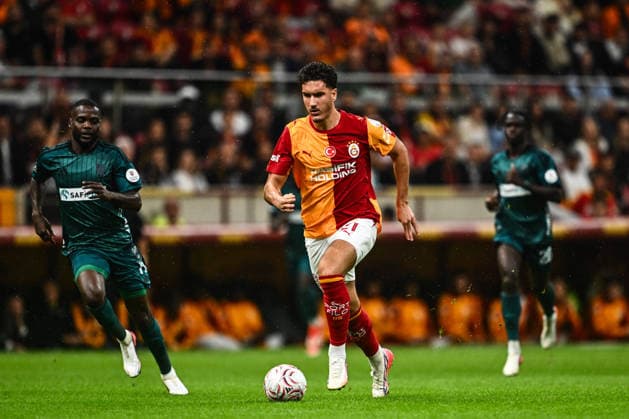 Galatasaray v Kocaelispor - Turkish Super Lig ISTANBUL, TURKIYE - SEPTEMBER 13: Deniz Gul (R) of Galatasaray in action against Show (L) of Kocaelispor during the Turkish Super Lig week 5 match between Galatasaray and Kocaelispor at RAMS Park in Istanbul, Turkiye, on September 13, 2026. Hakan Akgün Anadolu Istanbul Turkey. Editorial use only. Please get in touch for any other usage.  Copyright: x2026xAnadoluxHakanxAkgünx