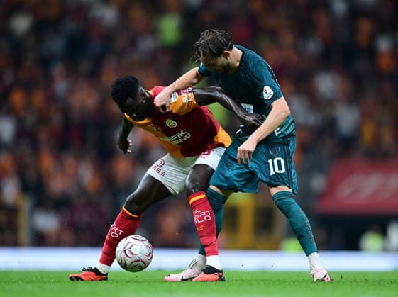 Galatasaray v Kocaelispor - Turkish Super Lig ISTANBUL, TURKIYE - SEPTEMBER 13: Davinson Sanchez of Galatasaray competes for the ball against Berkan Kutlu (10) of Kocaelispor during the Turkish Super Lig week 5 match between Galatasaray and Kocaelispor at RAMS Park in Istanbul, Turkiye, on September 13, 2026. Abdülhamid Hosbas Anadolu Istanbul Turkey. Editorial use only. Please get in touch for any other usage.  Copyright: x2026xAnadoluxAbdülhamidxHoÅübaÅüx