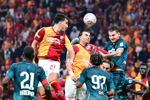 Galatasaray v Kocaelispor - Turkish Super Lig ISTANBUL, TURKIYE - SEPTEMBER 13: Deniz Gul (21) of Galatasaray competes for the ball against Florian Aye (97) of Kocaelispor during the Turkish Super Lig week 5 match between Galatasaray and Kocaelispor at RAMS Park in Istanbul, Turkiye, on September 13, 2026. Abdülhamid Hosbas Anadolu Istanbul Turkey. Editorial use only. Please get in touch for any other usage.  Copyright: x2026xAnadoluxAbdülhamidxHoÅübaÅüx