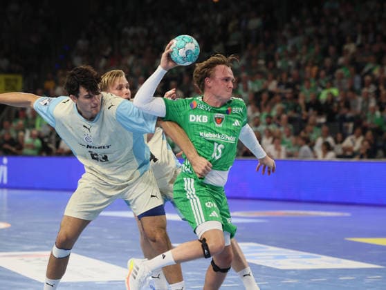 GER HBL Saison 2026 2027 FÜCHSE Berlin vs. VfL Gummersbach, 13.09.26, MAX-SCHMELING-HALLE, Berlin, NIKOLA ROGANOVIC (Füchse Berlin 23) kann Tobias SCHJOELBERG GRÖNDAHL (Füchse Berlin 15) nicht stoppen