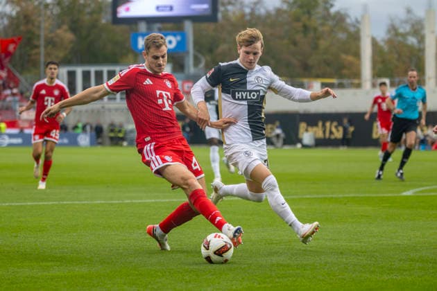 Elversberg, Deutschland 13. September 2026: 1. BL - 2026 2027 - Sp. 3 - SV Elversberg gegen FC Bayern München Im Bild: v. li. im Zweikampf Josip Stanisic (FCB) und Cole Campbell (SV) DFB DFL regulations prohibit any use of photographs as image sequences and or quasi-video URSAPHARM-Arena an der Kaiserlinde Saarland Copyright: xFotostandx xSchäferx