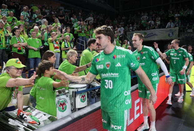 GER HBL Saison 2026 2027 FÜCHSE Berlin vs. VfL Gummersbach, 13.09.26, MAX-SCHMELING-HALLE, Berlin, Abklatschen mit dem Fanclub FÜCHSE POWER, Neuzugang Aymeric ZAEPFEL (Füchse Berlin 30), Mathias GIDSEL (Füchse Berlin 19), Max DARJ (Füchse Berlin 5)
