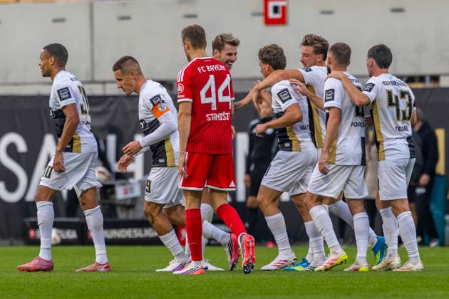 Elversberg, Deutschland 13. September 2026: 1. BL - 2026 2027 - Sp. 3 - SV Elversberg gegen FC Bayern München Im Bild: in der Traube Torschütze Maurice Krattenmacher (SV) jubelt nach seinem Tor zum 1:1 mit seinen Mannschaftskollegen, DFB DFL regulations prohibit any use of photographs as image sequences and or quasi-video URSAPHARM-Arena an der Kaiserlinde Saarland Copyright: xFotostandx xSchäferx