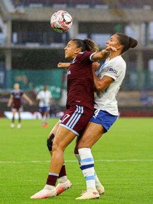 BIRMINGHAM, ENGLAND - September 13: Chasity Grant of Aston Villa and Jade Rose of Manchester City battle for the ball during the Barclays Womens Super League game between Aston Villa and Manchester City at Villa Park on September 13, 2026 in Birmingham, England. (Photo by Natalie Mincher Sports Press Photo SPP) Copyright: xNataliexMincher SPPx Sportspressphoto_SPR230071