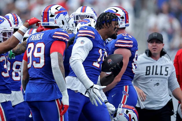 September 13, 2026, Houston, Texas, U.S: Buffalo Bills linebacker Greg Rousseau (15) is congratulated by teammates after a fumble recovery during the first quarter of the NFL, American Football Herren, USA regular season game between the Houston Texans and the Buffalo Bills at Reliant Stadium in Houston, TX on September 13, 2026. NFL 2026 - Buffalo Bills Vs Houston Texans  - ZUMAw137 20260913_aap_w137_019 Copyright: xErikxWilliamsx