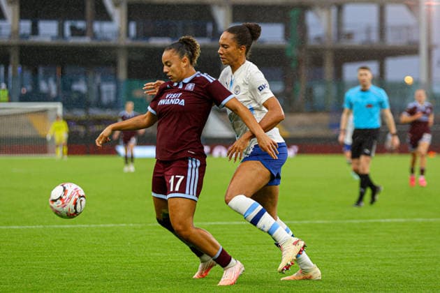 BIRMINGHAM, ENGLAND - September 13: Chasity Grant of Aston Villa and Jade Rose of Manchester City battle for the ball during the Barclays Womens Super League game between Aston Villa and Manchester City at Villa Park on September 13, 2026 in Birmingham, England. (Photo by Natalie Mincher Sports Press Photo SPP) Copyright: xNataliexMincher SPPx Sportspressphoto_SPR230075