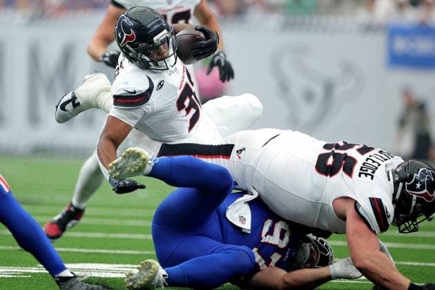 September 13, 2026, Houston, Texas, U.S: Houston Texans running back David Montgomery (32) is tripped up by Buffalo Bills defensive tackle Greg Gaines (97) while carrying the ball during the first quarter of the NFL, American Football Herren, USA regular season game between the Houston Texans and the Buffalo Bills at Reliant Stadium in Houston, TX on September 13, 2026. Houston U.S - ZUMAw137 20260913_aap_w137_031 Copyright: xErikxWilliamsx