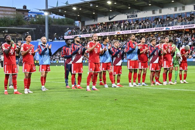 1. Fussball Bundesliga: SV Elversberg - FC Bayern Muenchen, 13.09.2026 ELVERSBERG, GERMANY; 13. SEPTEMBER: das Team der Bayern feiert zusammen mit den Fans den Auswärtssieg nach dem Match der Bundesliga zwischen der SV Elversberg und dem FC Bayern München am 3. Spieltag in der Ursapharm-Arena an der Kaiserlinde DFL REGULATIONS PROHIBIT ANY USE OF PHOTOGRAPHS AS IMAGE SEQUENCES AND OR QUASI-VIDEO Copyright: xBEAUTIFULxSPORTS Goldbergx