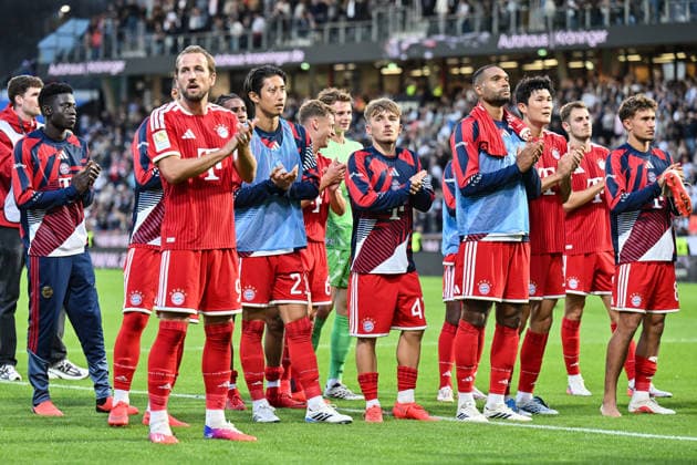 1. Fussball Bundesliga: SV Elversberg - FC Bayern Muenchen, 13.09.2026 ELVERSBERG, GERMANY; 13. SEPTEMBER: das Team der Bayern feiert zusammen mit den Fans den Auswärtssieg nach dem Match der Bundesliga zwischen der SV Elversberg und dem FC Bayern München am 3. Spieltag in der Ursapharm-Arena an der Kaiserlinde DFL REGULATIONS PROHIBIT ANY USE OF PHOTOGRAPHS AS IMAGE SEQUENCES AND OR QUASI-VIDEO - Harry KANE (FC Bayern Munich 9), Hiroki ITO (FC Bayern Munich 21), Lennart KARL (FC Bayern Munich 42), Jonathan TAH (FC Bayern Munich 4), Minjae KIM (FC Bayern Munich 3), TOM BISCHOF (FC Bayern Munich 20) Copyright: xBEAUTIFULxSPORTS Goldbergx