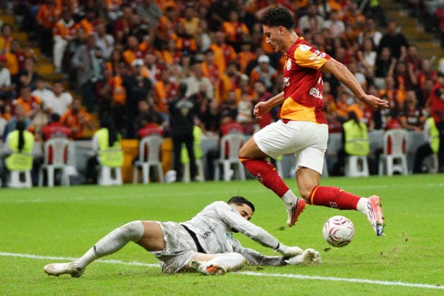 September 13, 2026, Sariyer, Istanbul, Turkey: Deniz Gul (R) of Galatasaray in action against Serhat Oztasdelen (L) of Kocaelispor during the Turkish Super League 2026 27 match between Galatasaray and Kocaelispor at the Ali Sami Yen Sports Complex RAMS Park Stadium in Istanbul, Turkey, on September 13, 2026. Sariyer Turkey - ZUMAu194 20260913_zip_u194_012 Copyright: xTolgaxUluturkx
