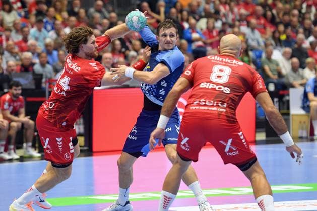 Simone Mengon (TVB Stuttgart 15) (am Ball), Johannes Golla (MT Melsungen 14) (L), Adrian Sipos (MT Melsungen 8) , GER, MT Melsungen - TVB 1898 Stuttgart, Handball, 1. Bundesliga, 4. Spieltag, Saison 2026 2027, 13.09.2026, GER, MT Melsungen - TVB Stuttgart, Handball, 1. Bundesliga, 4. Spieltag, Saison 2026 2027, 13.09.2026 Kassel Copyright: xEibner-Pressefotox xRolandxSippelx EP_RSL