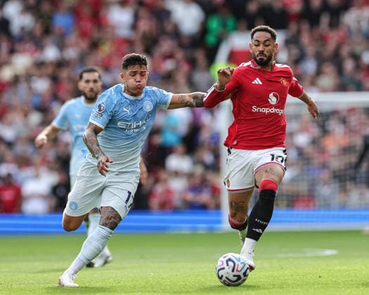 Premier League: Manchester United, ManU v Manchester City Enzo Fernandez of Manchester City and Matheus Cunha of Manchester United battle for the ball during the Premier League match Manchester United vs Manchester City at Old Trafford, Manchester, United Kingdom on 13 September 2026 (Photo by Mark Cosgrove News Images) Manchester Old Trafford Greater Manchester United Kingdom Copyright: xMarkxCosgrove NewsxImagesx