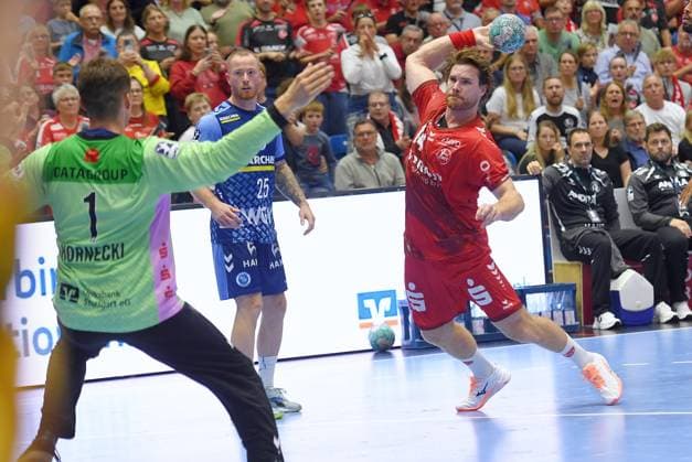 Johannes Golla (MT Melsungen 14) beim Wurf; Mateusz Kornecki (Torwart TVB Stuttgart 1) (L), Patrick Zieker (TVB Stuttgart 25) , GER, MT Melsungen - TVB 1898 Stuttgart, Handball, 1. Bundesliga, 4. Spieltag, Saison 2026 2027, 13.09.2026, GER, MT Melsungen - TVB Stuttgart, Handball, 1. Bundesliga, 4. Spieltag, Saison 2026 2027, 13.09.2026 Kassel Copyright: xEibner-Pressefotox xRolandxSippelx EP_RSL