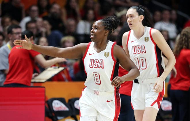 Chelsea Gray zeigend, Breanna Stewart Aktion Oberkörper Basketball FIBA World Cup Weltmeisterschaft Frauen WM Finale Saison 2026 2027 13.09.2026 Frankreich vs USA