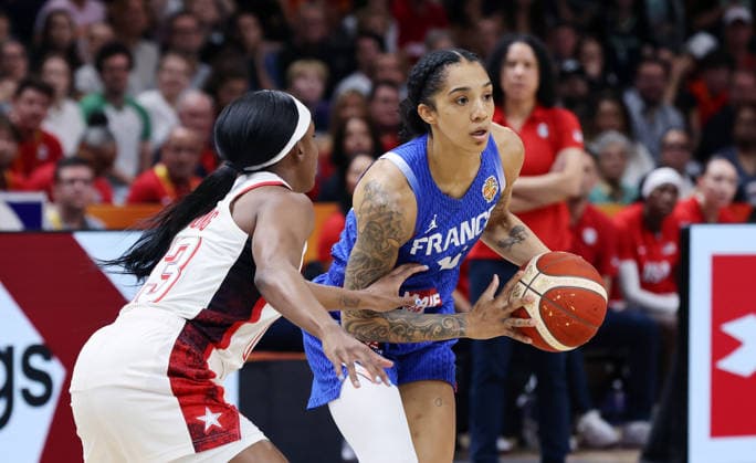 Jackie Young, Gabby Williams am Ball Zweikampf Spielszene Aktion Basketball FIBA World Cup Weltmeisterschaft Frauen WM Finale Saison 2026 2027 13.09.2026 Frankreich vs USA