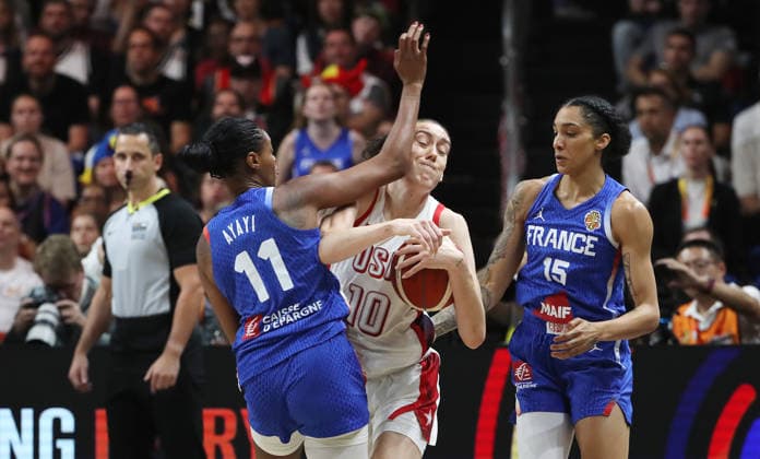 Valeriane Ayayi, Breanna Stewart am Ball Zweikampf Spielszene Aktion Basketball FIBA World Cup Weltmeisterschaft Frauen WM Finale Saison 2026 2027 13.09.2026 Frankreich vs USA
