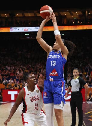 Chelsea Gray, Janelle Salaun am Ball Zweikampf Spielszene Aktion Basketball FIBA World Cup Weltmeisterschaft Frauen WM Finale Saison 2026 2027 13.09.2026 Frankreich vs USA