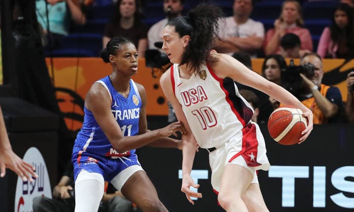 Valeriane Ayayi, Breanna Stewart am Ball Zweikampf Spielszene Aktion Basketball FIBA World Cup Weltmeisterschaft Frauen WM Finale Saison 2026 2027 13.09.2026 Frankreich vs USA