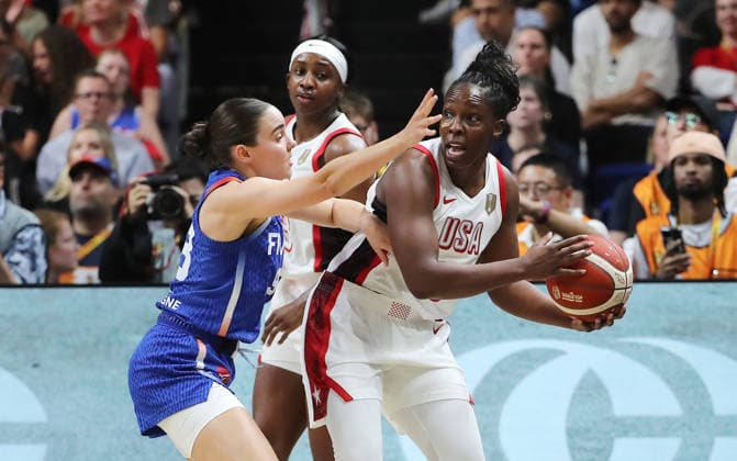 Pauline Astier, Chelsea Gray am Ball Zweikampf Spielszene Aktion Basketball FIBA World Cup Weltmeisterschaft Frauen WM Finale Saison 2026 2027 13.09.2026 Frankreich vs USA