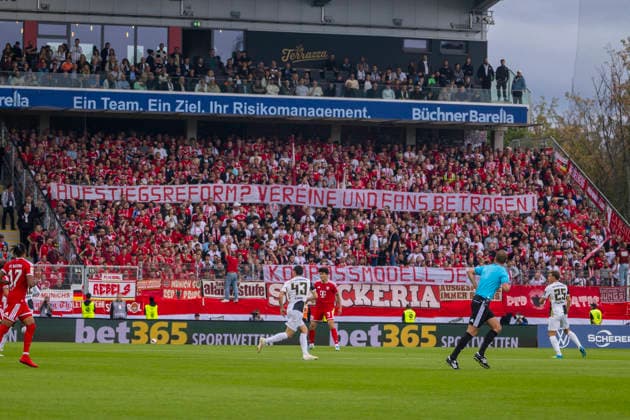 Elversberg, Deutschland 13. September 2026: 1. BL - 2026 2027 - Sp. 3 - SV Elversberg gegen FC Bayern München Im Bild: Bayern-Fans mit Spruchband im Gästeblock DFB DFL regulations prohibit any use of photographs as image sequences and or quasi-video URSAPHARM-Arena an der Kaiserlinde Saarland Copyright: xFotostandx xSchäferx