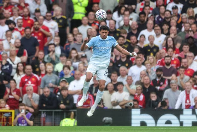 Premier League: Manchester United, ManU v Manchester City Matheus Nunes of Manchester City jumps up to win the high ball during the Premier League match Manchester United vs Manchester City at Old Trafford, Manchester, United Kingdom on 13 September 2026 (Photo by Mark Cosgrove News Images) Manchester Old Trafford Greater Manchester United Kingdom Copyright: xMarkxCosgrove NewsxImagesx