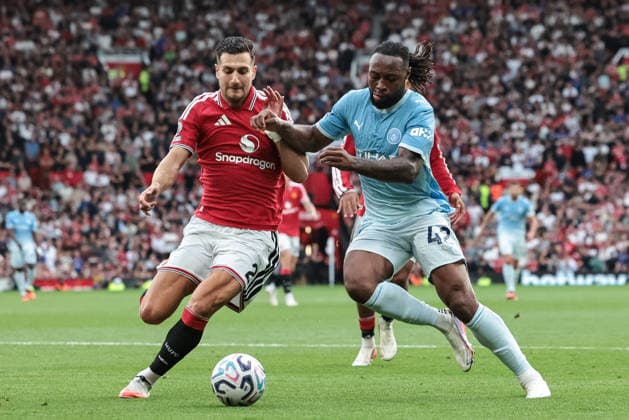 Premier League: Manchester United, ManU v Manchester City Diogo Dalot of Manchester United holds off Antoine Semenyo of Manchester City during the Premier League match Manchester United vs Manchester City at Old Trafford, Manchester, United Kingdom on 13 September 2026 (Photo by Mark Cosgrove News Images) Manchester Old Trafford Greater Manchester United Kingdom Copyright: xMarkxCosgrove NewsxImagesx