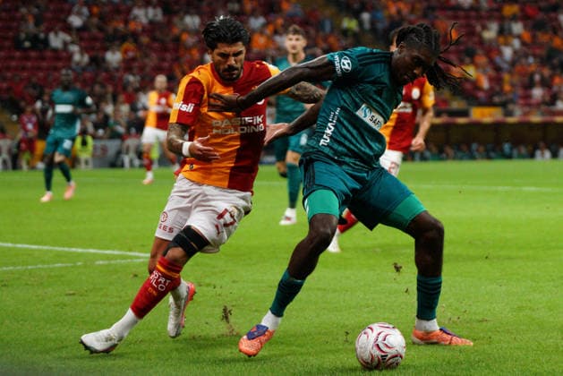 September 13, 2026, Sariyer, Istanbul, Turkey: Eren Elmali (L) of Galatasaray in action against Banhie Zoukrou (R) of Kocaelispor during the Turkish Super League 2026 27 match between Galatasaray and Kocaelispor at the Ali Sami Yen Sports Complex RAMS Park Stadium in Istanbul, Turkey, on September 13, 2026. Turkish Super League 2026 27 - Galatasaray Vs Kocaelispor  - ZUMAu194 20260913_zip_u194_011 Copyright: xTolgaxUluturkx