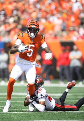 CINCINNATI, OH - SEPTEMBER 13: Cincinnati Bengals wide receiver Tee Higgins 5 eludes Tampa Bay Buccaneers cornerback Jacob Parrish 25 in a game between the Tampa Bay Buccaneers and the Cincinnati Bengals on September 13, 2026, at Paycor Stadium in Cincinnati, OH. (Photo by Jeff Moreland Icon Sportswire) NFL, American Football Herren, USA SEP 13 Buccaneers at Bengals EDITORIAL USE ONLY Icon168260913016