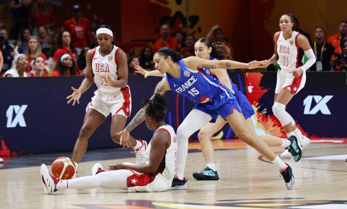 Jackie Young, Chelsea Gray, Gabby Williams, Carla Leite Zweikampf Spielszene Aktion Basketball FIBA World Cup Weltmeisterschaft Frauen WM Finale Saison 2026 2027 13.09.2026 Frankreich vs USA