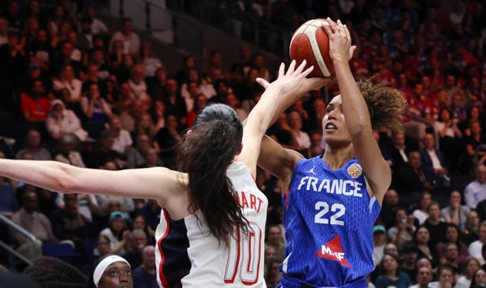 Breanna Stewart, Marieme Badiane am Ball Zweikampf Spielszene Aktion Basketball FIBA World Cup Weltmeisterschaft Frauen WM Finale Saison 2026 2027 13.09.2026 Frankreich vs USA