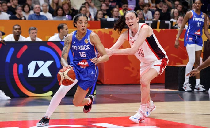 Gabby Williams am Ball, Breanna Stewart Zweikampf Spielszene Aktion Basketball FIBA World Cup Weltmeisterschaft Frauen WM Finale Saison 2026 2027 13.09.2026 Frankreich vs USA