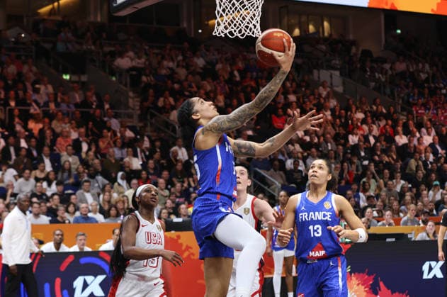 Gabby Williams am Ball zieht zum Korb Zweikampf Spielszene Aktion Basketball FIBA World Cup Weltmeisterschaft Frauen WM Finale Saison 2026 2027 13.09.2026 Frankreich vs USA