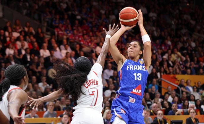 Kahleah Copper, Janelle Salaun am Ball Zweikampf Spielszene Aktion Basketball FIBA World Cup Weltmeisterschaft Frauen WM Finale Saison 2026 2027 13.09.2026 Frankreich vs USA