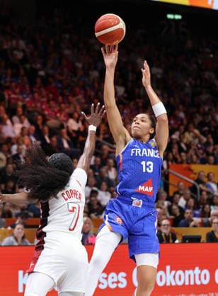 Kahleah Copper, Janelle Salaun am Ball Zweikampf Spielszene Aktion Basketball FIBA World Cup Weltmeisterschaft Frauen WM Finale Saison 2026 2027 13.09.2026 Frankreich vs USA
