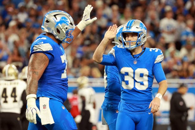 New Orelans vs Detroit Lions DETROIT,MICHIGAN-SEPTEMBER 13: Place kicker Jake Bates (39) of the Detroit Lions is congratulated after a successful kick for the extra point during an NFL, American Football Herren, USA football game between the New Orleans Saints and the Detroit Lions in Detroit, Michigan USA, on Sunday, September 13, 2026 Detroit Michigan United States  Copyright: xAmyxLemusx originalFilename:lemus-neworela260913_npxLc.jpg