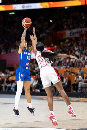 Gabby Williams (Frankreich, 15) beim Wurf, Jackie Young (USA, 13), GER, USA vs. Frankreich, Basketball, FIBA Women s World Cup 2026, Finale, 13.09.2026 GER, USA vs. Frankreich, Basketball, FIBA Women s World Cup 2026, Finale, 13.09.2026 Berlin Copyright: xEibner-Pressefoto MaxxVincenx EP_MVN