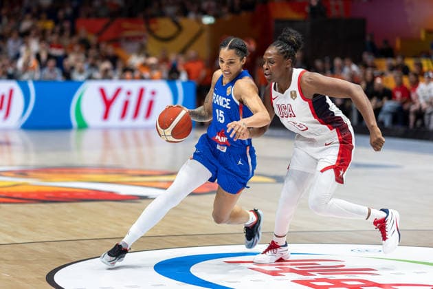 Gabby Williams (Frankreich, 15) im Dribbling, Chelsea Gray (USA, 08), GER, USA vs. Frankreich, Basketball, FIBA Women s World Cup 2026, Finale, 13.09.2026 GER, USA vs. Frankreich, Basketball, FIBA Women s World Cup 2026, Finale, 13.09.2026 Berlin Copyright: xEibner-Pressefoto MaxxVincenx EP_MVN