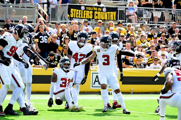 Atlanta Falcons celebrates the fumble recovery in the first quarter against the Pittsburgh Steelers at Acrisure Stadium on Sunday, Sept. 13, 2026 in Pittsburgh.  PIT2026091311 ARCHIExCARPENTER