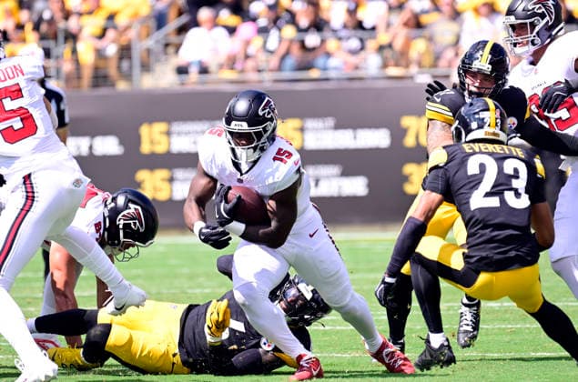 Atlanta Falcons running back Brian Robinson Jr. (15) evades the tackle of Pittsburgh Steelers linebacker Patrick Queen (6) for a gain of seven yards in the first quarter at Acrisure Stadium on Sunday, Sept. 13, 2026 in Pittsburgh.  PIT2026091306 ARCHIExCARPENTER