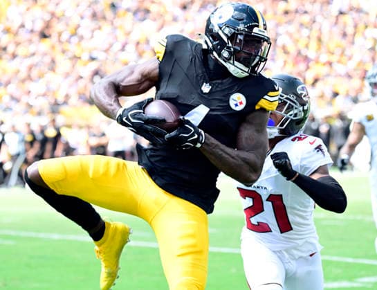 Pittsburgh Steelers wide receiver Dk Metcalf (4) makes a catch on the sidelines for a gain of nine yards with Atlanta Falcons cornerback Mike Hughes (21) in coverage in the first quarter at Acrisure Stadium on Sunday, Sept. 13, 2026 in Pittsburgh.  PIT2026091307 ARCHIExCARPENTER