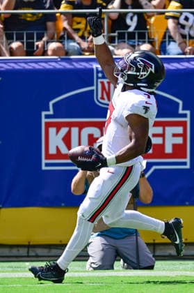 Atlanta Falcons running back Bijan Robinson (7) takes a short pass and runs 23 yards for a touchdown in the first quarter against the Pittsburgh Steelers at Acrisure Stadium on Sunday, Sept. 13, 2026 in Pittsburgh.  PIT2026091312a ARCHIExCARPENTER