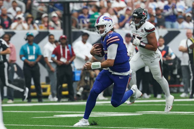 HOUSTON, TX - SEPTEMBER 13: Quarterback Josh Allen 17 of the Buffalo Bills scrambles for a touchdown run during the NFL, American Football Herren, USA game between the Houston Texans and the Buffalo Bills on September 13, 2026, at Reliant Stadium in Houston, TX.(Photo by David Buono Icon Sportswire) NFL: SEP 13 Bills at Texans EDITORIAL USE ONLY Icon260913011